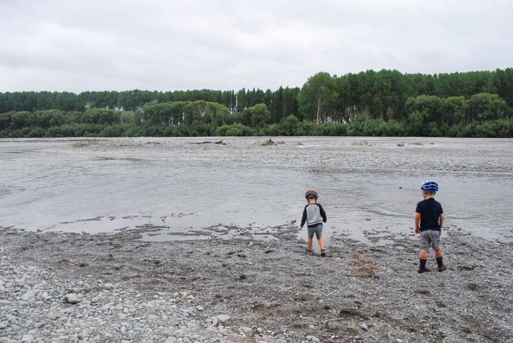 Great family spot off the beaten travel to throw stones, walk and bike at the Ashburton River Trail, New Zealand // Backyard Travel Family